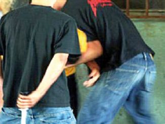 في وضح النهار..سرقة 50 درهم بالسلاح الأبيض قرب بلدية وجدة .. و السارق يرفض أخذ الهاتف لكونه “غير ذكي”缩略图