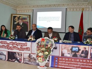 هشام الصغير يوزع شواهد التسجيل على الطلبة المقبولين لدراسة الصحافة من ماله الخاص缩略图