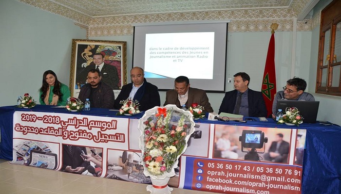 هشام الصغير يوزع شواهد التسجيل على الطلبة المقبولين لدراسة الصحافة من ماله الخاص缩略图 هشام الصغير يوزع شواهد التسجيل على الطلبة المقبولين لدراسة الصحافة من ماله الخاص缩略图