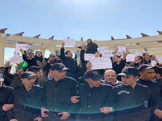 الجزائر.. اعتقال صحفيين احتجوا ضد الرقابة على الإعلام缩略图