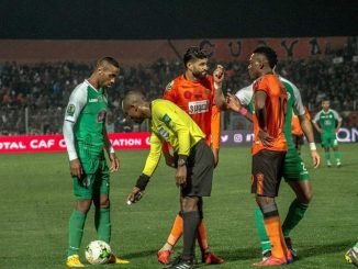 الكاف يوقف حكم مباراة نهضة بركان والرجاء لمدة سنة缩略图