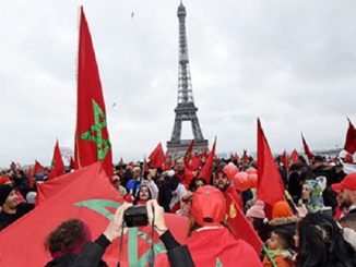 رسـالة بـــاريــسْ : مــغاربـــة باريـس يـردون عــــلى الانـفصالية حارقة الـرايـة المغــربية缩略图