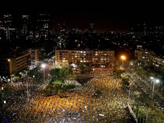 احتجاج بالآلاف في تل أبيب ضد سياسة نتنياهو بالرغم من قيود كورونا缩略图