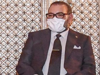 الملك محمد السادس يتفقد شوارع العاصمة على متن سيارته الخاصة مرتديا الكمامة الطبية缩略图