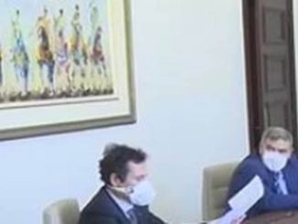 الوزراء يضعون الكمامات خلال اجتماع مجلس الحكومة缩略图