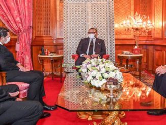 الملك محمد السادس يضع الكمامة الطبية و يقدم المثال على احترام الإجراءات缩略图