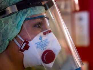 خلعوا ملابسهم من أجل الكمامات.. أطباء ألمان يحتجون على نقص أدوات الحماية缩略图