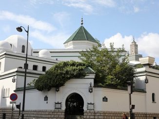 مسجد باريس يستنكر استثناء المسلمين من قرار فتح دور العبادة缩略图