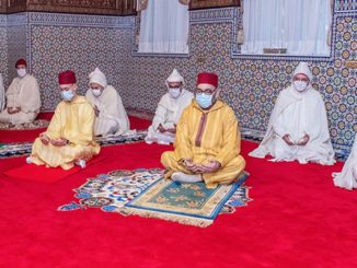 أمير المؤمنين يؤدي صلاة عيد الفطر المبارك缩略图