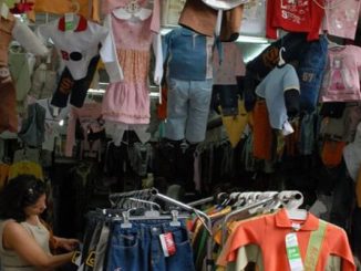 قطاع الملابس الجاهزة يعاني والتجار يريدون استئناف العمل تدريجيا缩略图