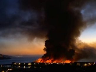 حريق ضخم يدمر مستودعات “أمازون” في كاليفورنيا缩略图