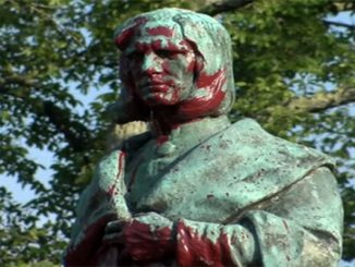 محتجون أمريكيون يطيحون بتمثال كريستوفر كولومبوس ويغرقونه في بحيرة缩略图