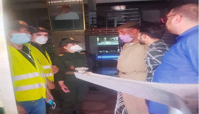 وجدة: بعد ضبطه مخالفا لحالة الطوارئ، صاحب مقهى يهرب الزبناء من منفذ خلفي للمقهى..缩略图 وجدة: بعد ضبطه مخالفا لحالة الطوارئ، صاحب مقهى يهرب الزبناء من منفذ خلفي للمقهى..缩略图