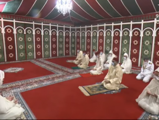 أمير المؤمنين يؤدي صلاة عيد الأضحى وينحر أضحية العيد缩略图