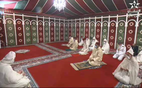 أمير المؤمنين يؤدي صلاة عيد الأضحى وينحر أضحية العيد缩略图 أمير المؤمنين يؤدي صلاة عيد الأضحى وينحر أضحية العيد缩略图