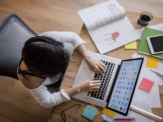 هل تعتمد الحكومة التعليم عن بعد إلى جانب الدروس الحضورية缩略图