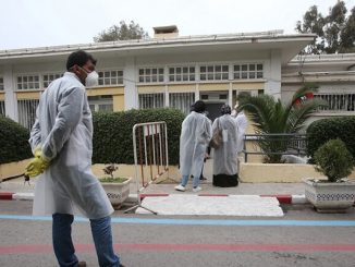 مدير مستشفى جزائري يلقي بنفسه من الطابق الأول هربا من أهل متوف بكورونا缩略图