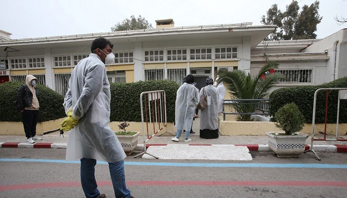 مدير مستشفى جزائري يلقي بنفسه من الطابق الأول هربا من أهل متوف بكورونا缩略图 مدير مستشفى جزائري يلقي بنفسه من الطابق الأول هربا من أهل متوف بكورونا缩略图