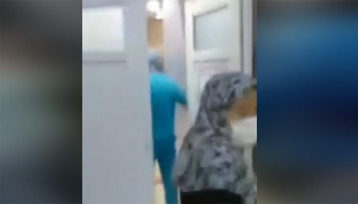 الجزائر.. توقيف مغنية سجلت فيديو داخل مستشفى واتهمت الفرق الطبية بالإهمال缩略图 الجزائر.. توقيف مغنية سجلت فيديو داخل مستشفى واتهمت الفرق الطبية بالإهمال缩略图