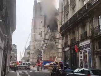 حريق داخل إحدى أكبر كنائس فرنسا والسلطات تشتبه بعمل إجرامي缩略图