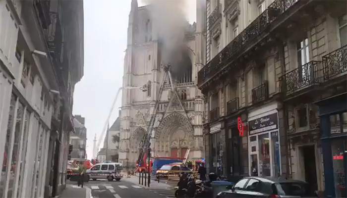 حريق داخل إحدى أكبر كنائس فرنسا والسلطات تشتبه بعمل إجرامي缩略图 حريق داخل إحدى أكبر كنائس فرنسا والسلطات تشتبه بعمل إجرامي缩略图