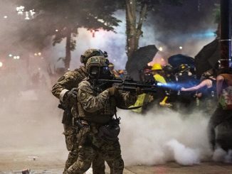 الشرطة الأمريكية تعتدي على صحفيين روسيين بعنف وتحطم الكاميرا والهواتف缩略图