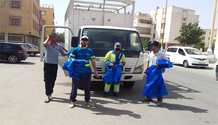 عمال سيطا البيضاء يشرعون في عملية توزيع الأكياس البلاستيكية على الساكنة缩略图 عمال سيطا البيضاء يشرعون في عملية توزيع الأكياس البلاستيكية على الساكنة缩略图