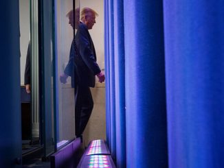 كارثة وطنية: فيروس كورونا يقسم حاشية ترامب缩略图