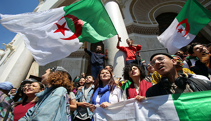 الجزائر: حراك الجمعة 71 يعود بقوة رغم ” كورونا ” ومنظمة العفو الدولية تندد بالاعتقالات التعسفية !!缩略图 الجزائر: حراك الجمعة 71 يعود بقوة رغم ” كورونا ” ومنظمة العفو الدولية تندد بالاعتقالات التعسفية !!缩略图