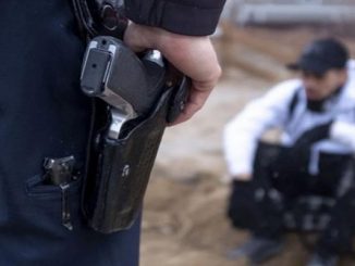 أمام مقر المداومة الامنية شخص يحدث الفوضى ويهدد بالسلاح الابيض مما اضطر الشرطة الى اشهار الاسلحة الوظيفية缩略图