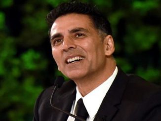 اكشاي كومار نجم بوليوود الهندوسي يشرب بول البقر يوميا كسلاح بوجه “كوفيد-19缩略图