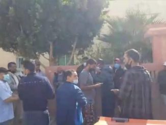 بعد وفاة مريض مرضى القصور الكلوي يحتجون بقوة امام مركز تصفية الدم بتاوريرت.缩略图