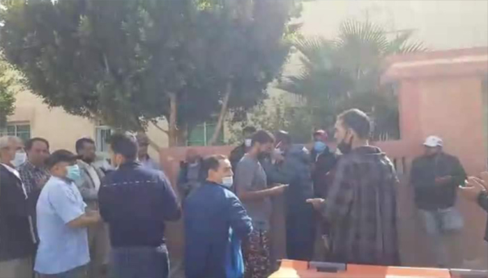 بعد وفاة مريض مرضى القصور الكلوي يحتجون بقوة امام مركز تصفية الدم بتاوريرت.缩略图 بعد وفاة مريض مرضى القصور الكلوي يحتجون بقوة امام مركز تصفية الدم بتاوريرت.缩略图