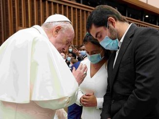 تقبيل ومخالطة.. البابا يفاجئ أتباعه في زمن الجائحة缩略图