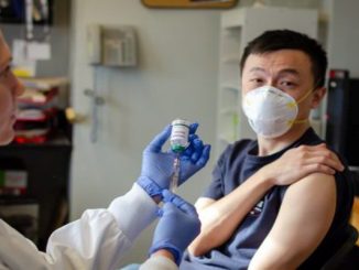 صينيون يقبلون على لقاح كورونا缩略图