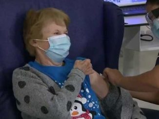 سيدة تدخل التاريخ كأول شخص في العالم يتلقى اللقاح المضاد لكورونا缩略图