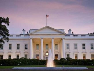 واشنطن بوست”: البيت الأبيض أمر رئيس هيئة الأغذية والأدوية الأمريكية بإجازة لقاح فايزر أو الاستقالة缩略图