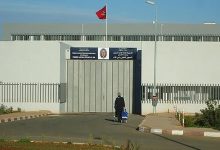 سجين يخيط فمه احتجاجا… وهذه مطالب عائلته缩略图