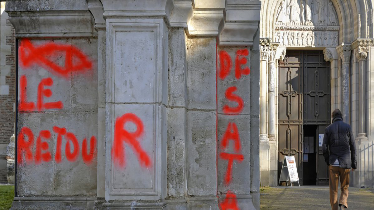 فرنسا.. تدنيس كنيسة بعبارات “تمجد الشيطان缩略图