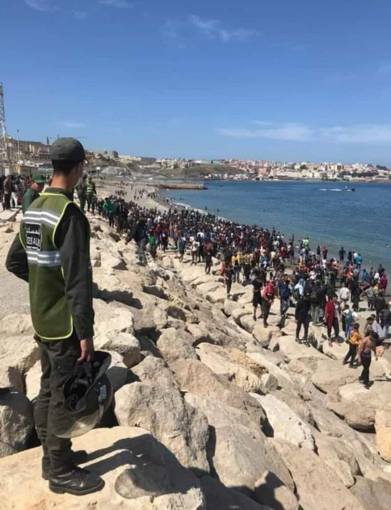حين ينام الحرس المدني عند ابواب المدينة المحتلة و يترك الأبواب مفتوحة عمدا插图