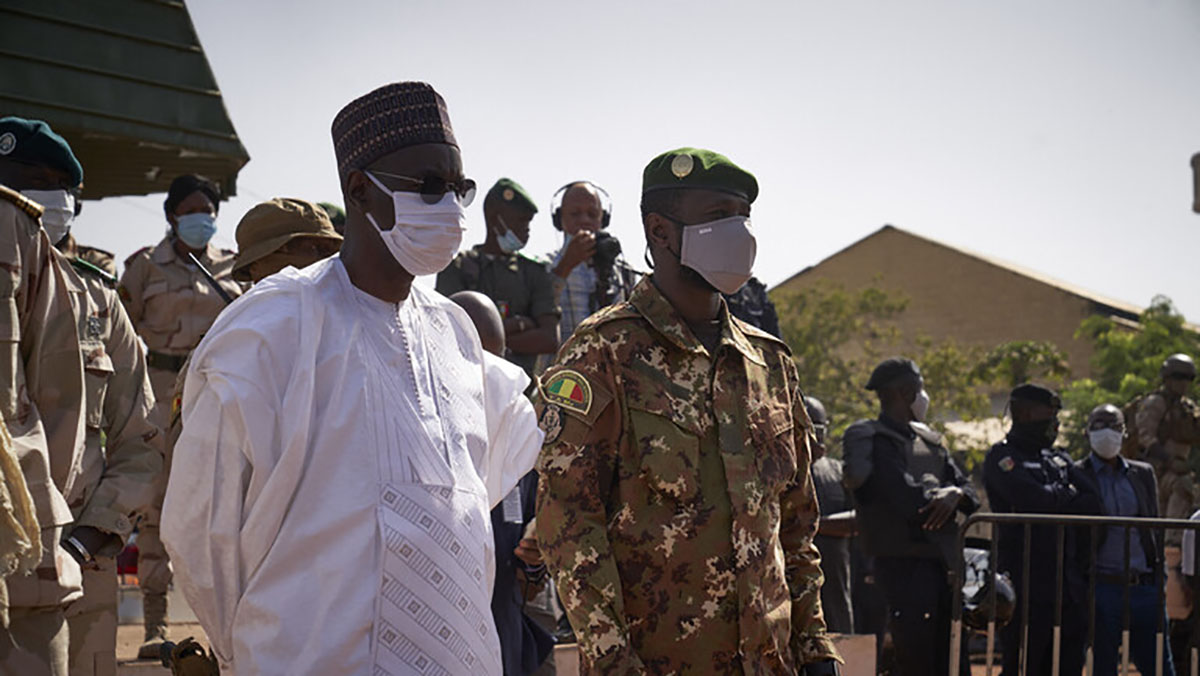 مالي.. العسكريون يعتقلون الرئيس نداو ورئيس الوزراء ووزير الدفاع缩略图