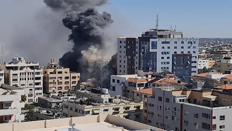 الجيش الإسرائيلي يدمر مقر وسائل إعلام دولية في غزة