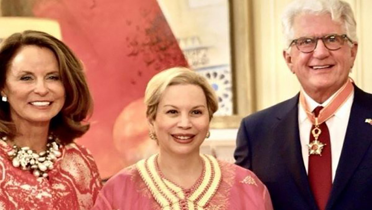 توشيح السفير السابق للولايات المتحدة بالمغرب بالوسام العلوي من درجة قائد缩略图