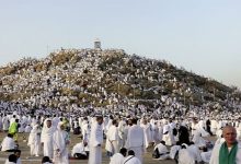 الحجاج يقفون على صعيد عرفات