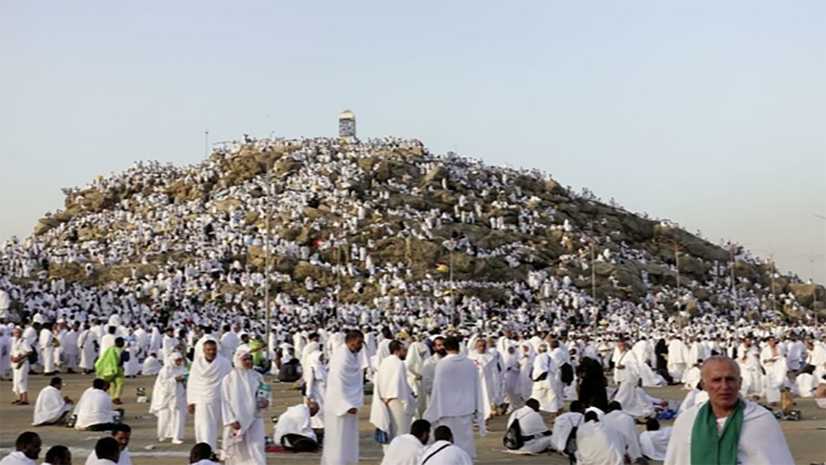 الحجاج يقفون على صعيد عرفات
