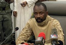 مالي.. محاولة طعن الرئيس المؤقت خلال صلاة العيد缩略图 محاولة طعن الرئيس