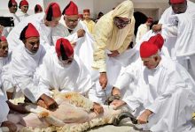 أمير المؤمنين يؤدي صلاة عيد الأضحى ويقوم بنحر أضحية العيد缩略图 أمير المؤمنين يؤدي صلاة عيد الأضحى ويقوم بنحر أضحية العيد