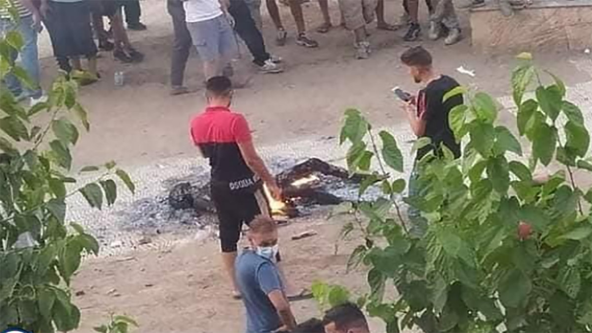 في غياب تام للدولة الجزائرية المواطنون يصدرون وينفذون حكما ميدانيا على شاب بالحرق حيا缩略图