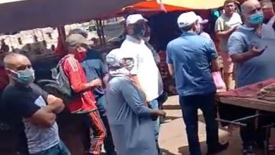 مواطنون يستقبلون أمين عام حزب بالاحتجاج في أول أيام الحملة الانتخابية缩略图