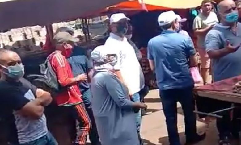 مواطنون يستقبلون أمين عام حزب بالاحتجاج في أول أيام الحملة الانتخابية缩略图 مواطنون يستقبلون أمين عام حزب بالاحتجاج في أول أيام الحملة الانتخابية缩略图